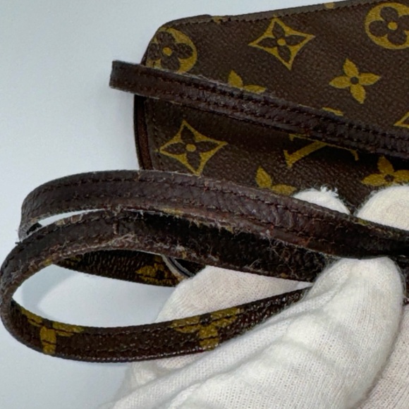 100% Authentic Louis Vuitton Monogram Secrete Passport Holder - Picture 10 of 10